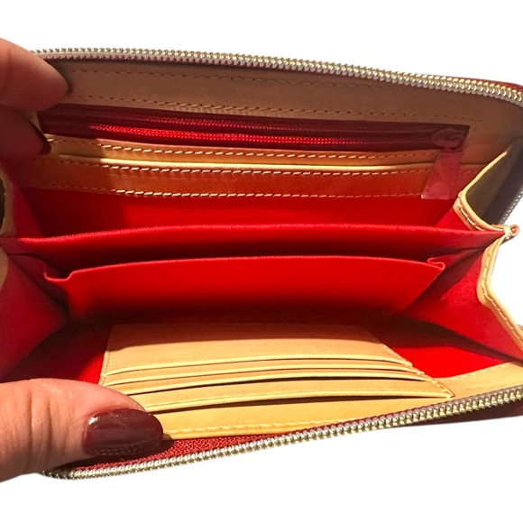 Dooney & Bourke Chatham Plaid White/Red/Blue Zip Wallet Vinyl With Leather Trim - Picture 5 of 5